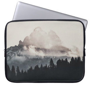 GRÜNE BÄUME AUF EINEM BERG UNTER WEISSEN WOLKEN LAPTOPSCHUTZHÜLLE