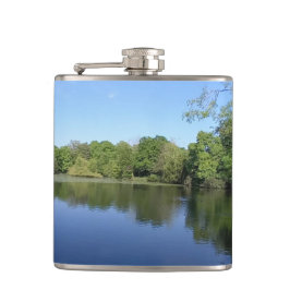 Grüne Bäume im Wasser Flachmann