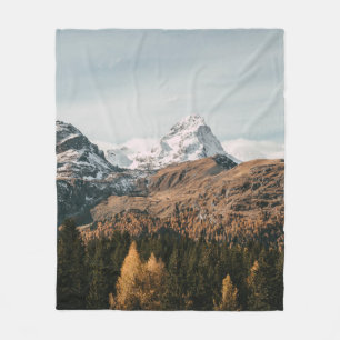 GRÜNE BÄUME IN DER NÄHE EINES SCHNEEBEDECKTEN BERG FLEECEDECKE