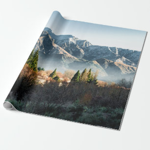 GRÜNE BÄUME IN DER NÄHE EINES SCHNEEBEDECKTEN BERG GESCHENKPAPIER