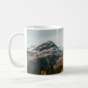 GRÜNE BÄUME IN DER NÄHE EINES SCHNEEBEDECKTEN BERG KAFFEETASSE