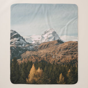 GRÜNE BÄUME IN DER NÄHE EINES SCHNEEBEDECKTEN BERG SHERPADECKE