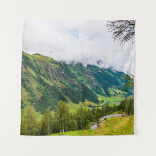 Grüne Berge, bedeckt mit Wald und grünem Gras Wandteppich