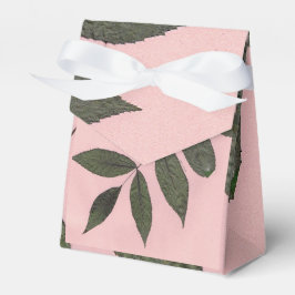GRÜNE BLÄTTER AUF PINK GESCHENKSCHACHTEL