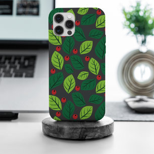 Grüne Blätter, rote Beeren, Muster aus Blättern iPhone 15 Pro Max Hülle