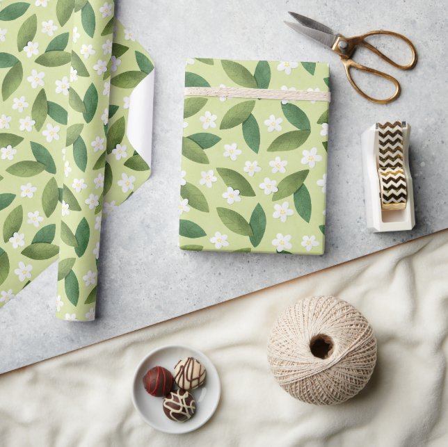 Grüne Blätter und weiße Blume über den grünen Hint Geschenkpapier (Handwerk)