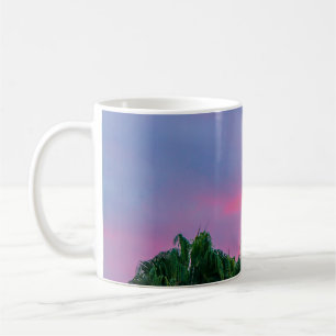 Grüne Blätter unter blauem Himmel während der gold Kaffeetasse