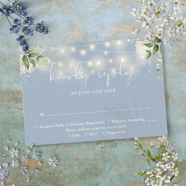 Grüne Blumenstrauß Lights Dusty Blue Wedding RSVP Karte (Greenery Floral String Lights Dusty Blue Wedding RSVP Card)