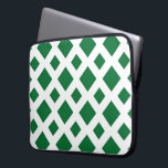 Grüne Diamanten in Weiß Laptopschutzhülle<br><div class="desc">Ein gewagtes,  geometrisches Muster großer und kleiner grüner Diamanten auf weißem Hintergrund. Das Weiße bildet ein Gitter,  das die Diamantformen trennt. Digitales Bild. Copyright ©2013 Claire E. Skinner,  Alle Rechte vorbehalten.</div>