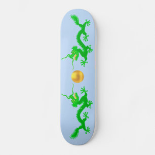 Grüne Drachen mit goldenem Ball auf hellblau Skateboard
