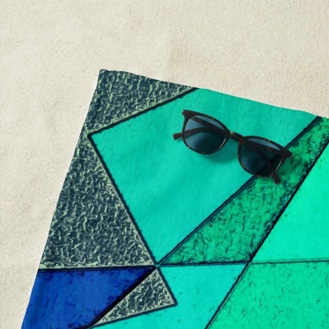 Grüne dreieckige Ausschnitte auf blauem Hintergrun Strandtuch (Beispiel)