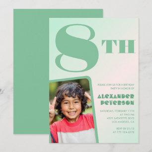 Grüne Einladungen zum 8. Geburtstag Farbfoto