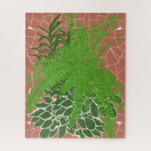 Grüne Farne und Hostas auf Terrakotta-Mosaik