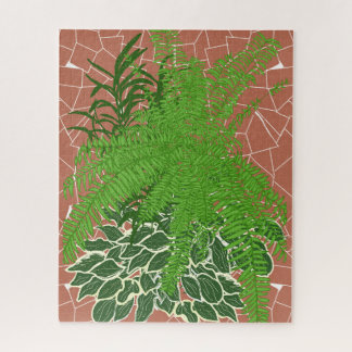 Grüne Farne und Hostas auf Terrakotta-Mosaik