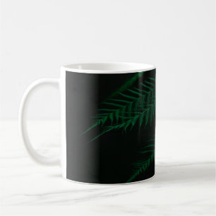 GRÜNE FARNPFLANZE IN NAHAUFNAHME-FOTOGRAFIE KAFFEETASSE