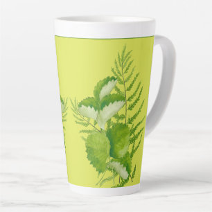 Grüne Formulare auf einer großen Latte-Tasse Milchtasse