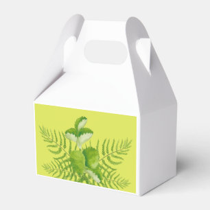 Grüne Formulare in einem Gable-Favor-Feld Geschenkschachtel