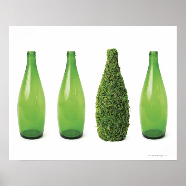 Grüne Glasflaschen mit recycelnd und Poster (Vorne)