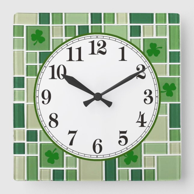 Grüne Glasfliesen und Kleeblätter Quadratische Wanduhr (Vorderseite)