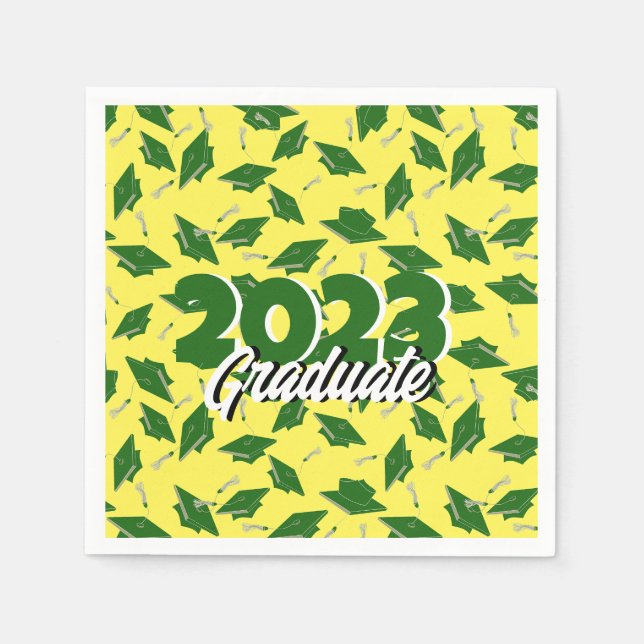 Grüne Graduierungskappen in die Luft geworfen auf  Serviette (Vorderseite)
