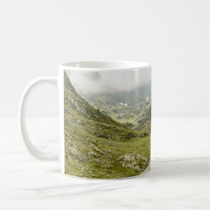 GRÜNE GRASS FELD UND BERG KAFFEETASSE