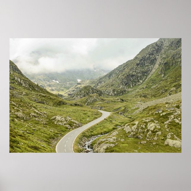 GRÜNE GRASS FELD UND BERG POSTER (Vorne)