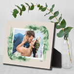 Grüne Grenze Eingebautes Easel Tabletop Fotoplatte<br><div class="desc">Tabletop-Plakette mit eingebautem Aasel zeigt Ihr Lieblings-Foto mit wunderschönen Aquarellfarben-Blätter auf JEDEM FARBHINTERGRUND und beliebigen Farb-FRAMES, um Ihrem Foto zu entsprechen. Ändern Sie das Datum auf das aktuelle Jahr oder Sie können es löschen oder weitere Informationen hinzufügen. Gut als Geschenk oder um Ihr Lieblings-Foto in Ihrer eigenen Zuhause zu zeigen....</div>