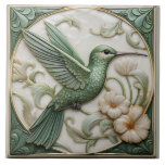 Grüne Imitate im Jugendstil Hummingbird Fliese<br><div class="desc">Grün & cremefarbene Imitate Reliefs Hummingbird Keramik Fliesen inspiriert von Art Nouveau und Arts and Crafts Bewegungen mit Blumenhintergrund. Ideal für ein häusliches Geschenk, um als Trivet zu verwenden oder eine dekorative Fliese in Ihre eigenen Fliesen hinzuzufügen. Die Keramik ist glatt, mit einem Imitat 3D-Effekt. Das ist die nach rechts...</div>