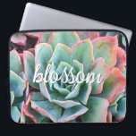 Grüne Kaktus Sukkulente Fotografie Blossom-Script Laptopschutzhülle<br><div class="desc">Kakteen gedeihen unter den härtesten Wüstenbedingungen. Genießen Sie die Kraft in diesem schönen, rosa gekachelten, minzgrünen, blühenden Kakteen-Foto, wenn Sie diesen einzigartigen, fotografischen Neopren-Laptop-Sleeve verwenden. Dieser Ärmel ist in drei Größen erhältlich: 15", 13" und 10". Ein tolles Geschenk für jemanden, der etwas Besonderes ist! Sie können leicht personalisieren diese neopren...</div>