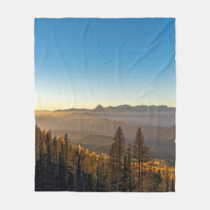 GRÜNE KIEFERNBÄUME AUF DEM BERG UNTER BLAUEM HIMME FLEECEDECKE