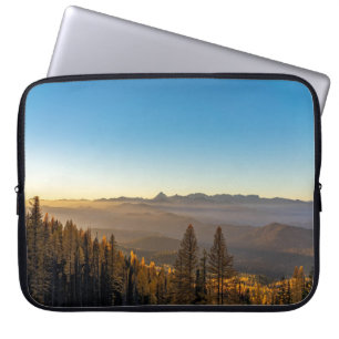 GRÜNE KIEFERNBÄUME AUF DEM BERG UNTER BLAUEM HIMME LAPTOPSCHUTZHÜLLE