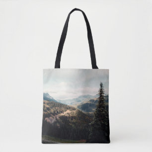 GRÜNE KIEFERNBÄUME AUF DEM BERG UNTER WEISSEN WOLK TASCHE