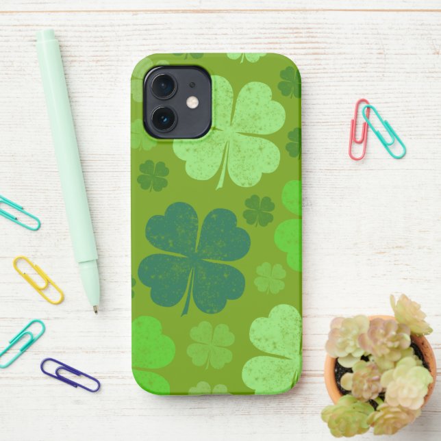 Grüne Klee, Glücksklamotten, St. Patrick's Day iPhone 12 Hülle (Auf dem Schreibtisch)