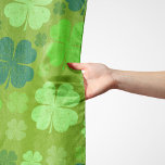 Grüne Klee, Glücksklamotten, St. Patrick's Day Schal<br><div class="desc">Niedliches,  lustiges und bezauberndes Muster mit grünen Klee. Modernes und trendiges Geschenk,  perfekt für den St. Patrick's Day.</div>