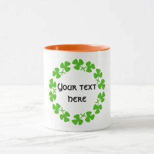 Grüne Kleeblätter an der Grenze zu Text Tasse