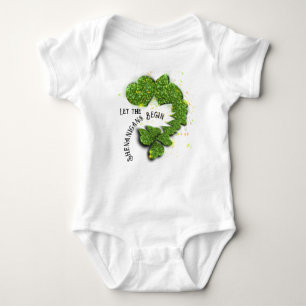 Grüne Kleeblätter   funkelnde Herzen Baby Bodysuit Strampler