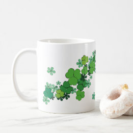 Grüne Kleeblätter und Tasse