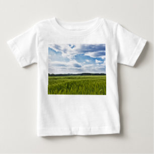 Grüne Kornfelder und blaue Himmel Baby T-shirt