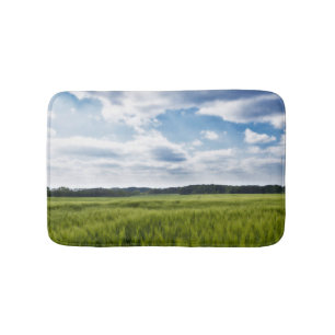 Grüne Kornfelder und blaue Himmel Badematte