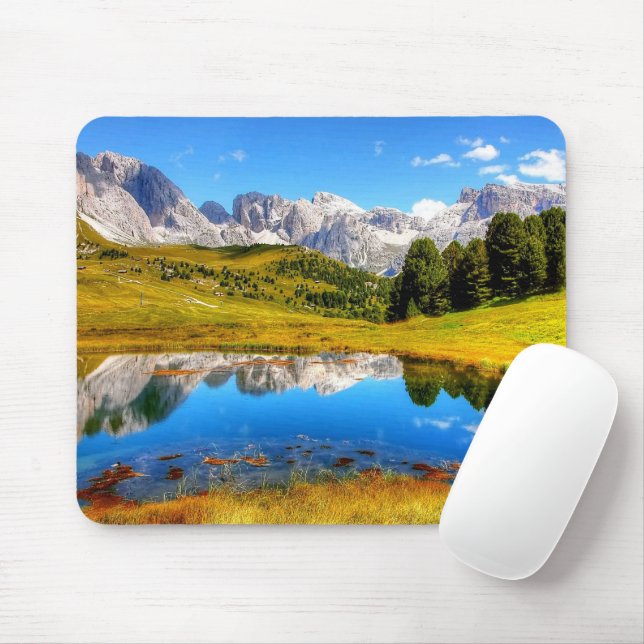 Grüne Landschaft mit Teich und schneebedeckten Ber Mousepad (Mit Mouse)