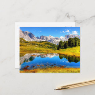 Grüne Landschaft mit Teich und schneebedeckten Ber Postkarte