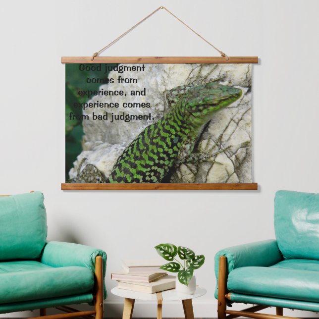 Grüne Leguane auf einem Felsen Wandteppich Mit Holzrahmen (Wohnzimmer)
