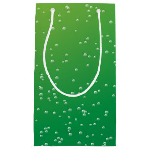 Grüne Limonade mit kleinen Blasen Kleine Geschenktüte