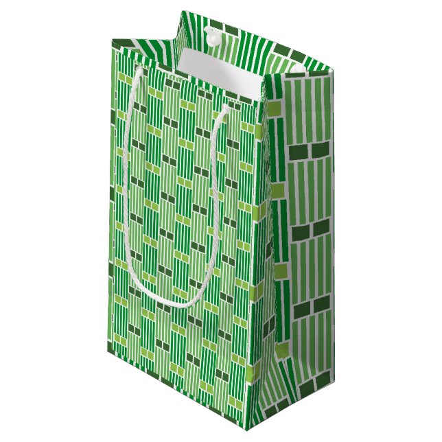 Grüne Linien und Felder Kleine Geschenktüte (Vorderseite Schrägansicht)