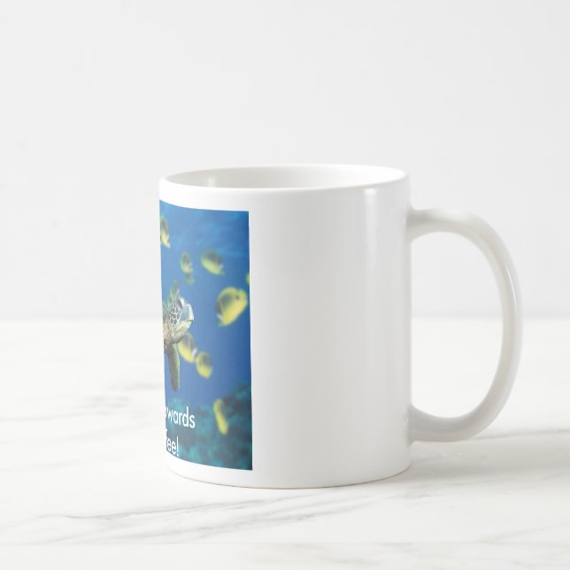 Grüne Meeresschildkröte, gehend in Richtung zum Kaffeetasse (Rechts)