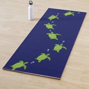 Grüne Meeresschildkröten auf navyblauer Yogamatte