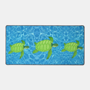 Grüne Meeresschildkröten auf türkisfarbenem Wasser Schreibtischunterlage