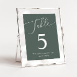 Grüne Minimal-Hochzeit-Tischnummer Tischnummer<br><div class="desc">Minimale und elegante Hochzeitstil-Tischnummer mit modernem Schriftzeichen,  in dem "Tisch" oben auf einem waldgrünen Hintergrund steht.</div>