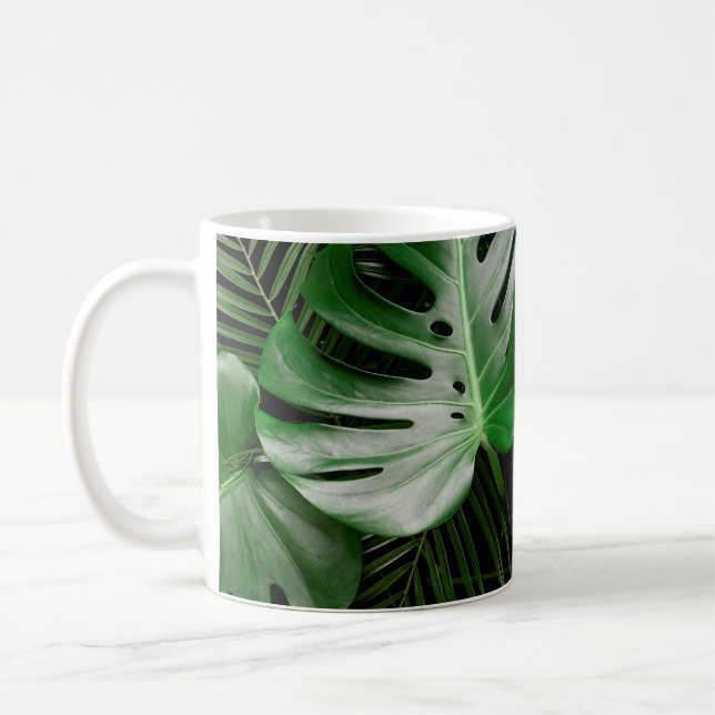 Grüne Monstera-Blätter und Blätter aus Palmen Kaffeetasse (Links)