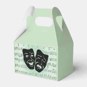 Grüne Musik und griechische Masken im Theater Geschenkschachtel